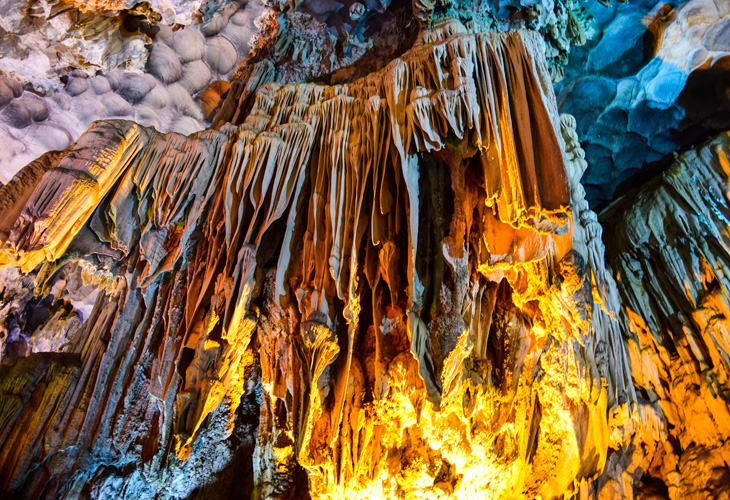 Thien-Cung-Cave-in-Ha-Long-Bay,-Vietnam